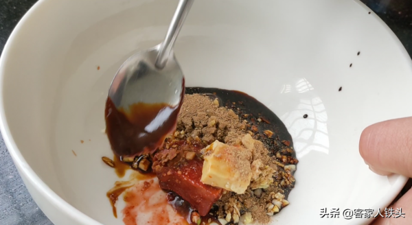 五花肉最好吃的做法，加1個香芋，客家人待客都愛做它，好吃過癮