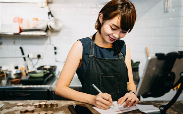 投入2萬元以內的小生意，市場上有哪些能做到月收入上萬的？