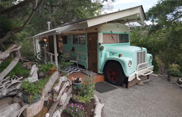 她買下1969年報廢校車，將車殼變成13㎡鄉下蝸居，網友：是真的服