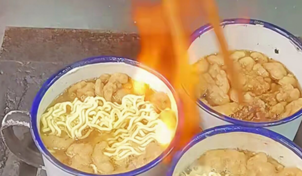 河南大叔用茶缸煮泡麵40年,賣7元一碗走俏,卻被懂行人催換鍋 河南大叔用茶缸煮泡麵40年,賣7元一碗走俏,卻被懂行人催換鍋