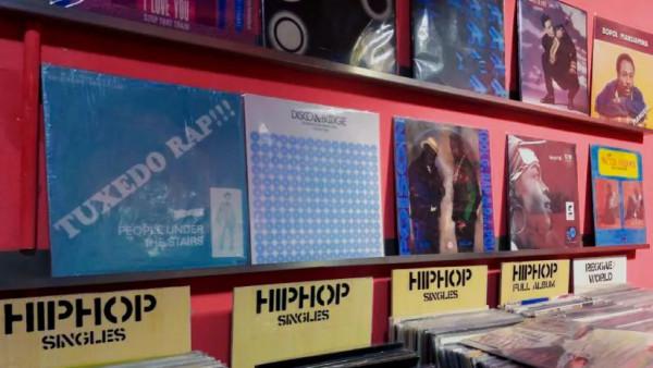 黑膠，買了窮，開心