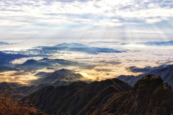 帳篷滿天飛,難道有魔法?來這裡與秋日相逢一席雲中金色草甸盛宴 帳篷滿天飛,難道有魔法?來這裡與秋日相逢一席雲中金色草甸盛宴