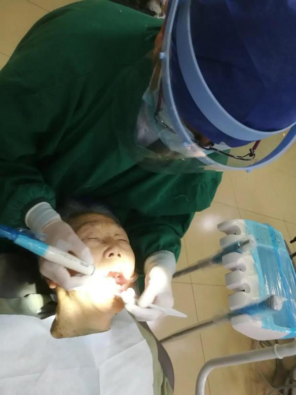 母親堅持了62年的好習慣：讓老年人明白擁有一口好的牙齒很重要