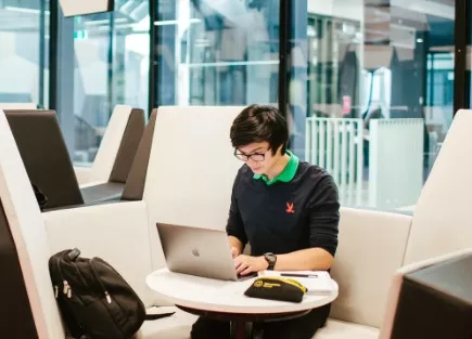 澳男12年無數次申請RMIT工作被拒, 郵件轟炸大罵, 被拉黑後狀告學校