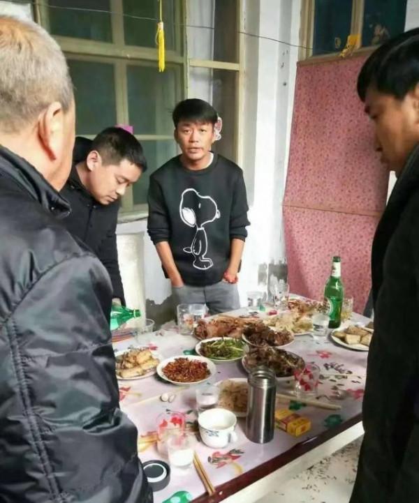 明星迴老家：鄧超爆炸頭，李沁聊八卦，看到岳雲鵬忍不住笑了