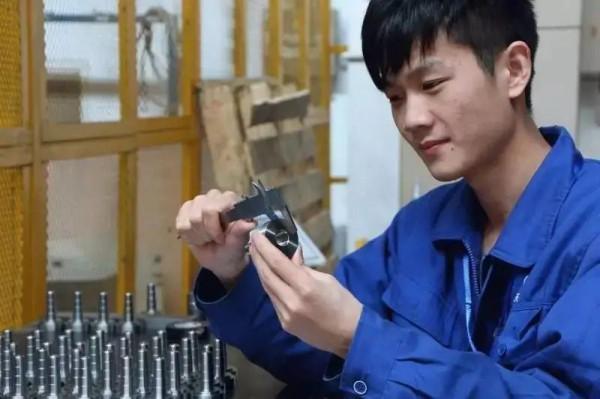 職校學生成就業“香餑餑”！還沒畢業就被搶空：人手2到4個offer！你怎麼看？