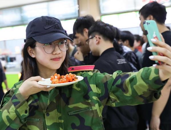 山東一大學,在操場舉辦全魚宴火上熱搜,在校學生可免費連吃10天 山東一大學,在操場舉辦全魚宴火上熱搜,在校學生可免費連吃10天