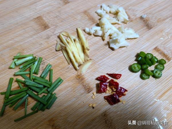 它是小溪裡的“精靈”,肉質細嫩,醃一醃入鍋一炸,外酥裡嫩忒香 它是小溪裡的“精靈”,肉質細嫩,醃一醃入鍋一炸,外酥裡嫩忒香