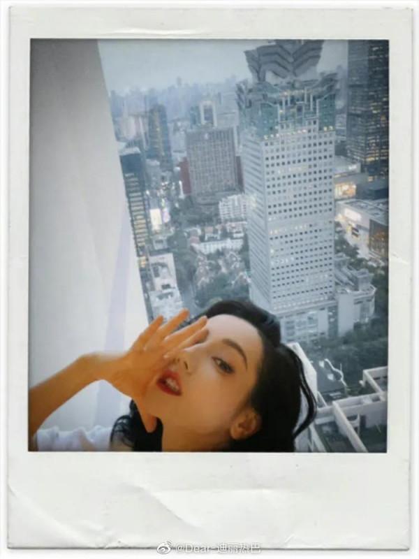 迪麗熱巴最新自拍照