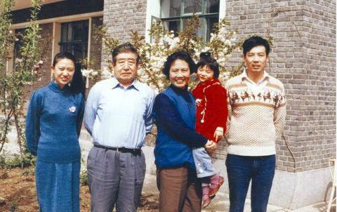 他促進西藏和平解放有功，後來又主政寧夏，晚年副國級，子女很牛