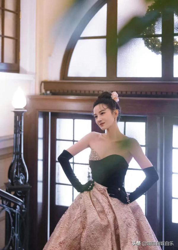 陳小紜冬日裙襬輕曳，入選“2021鳳凰網時尚之選”