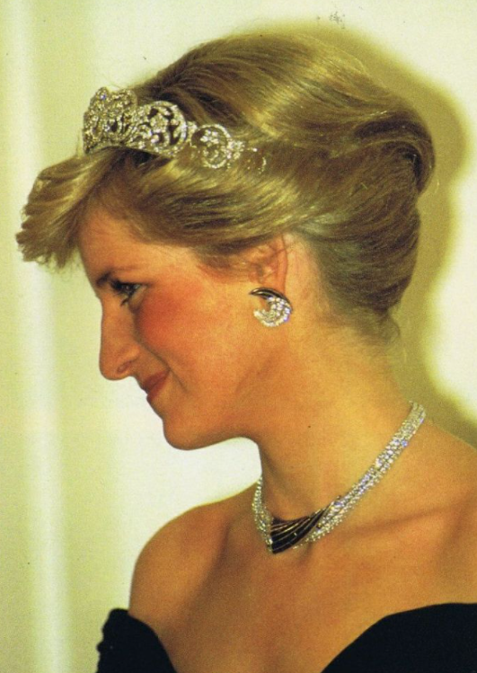 戴安娜結婚戴孃家王冠，婚後戴珍珠淚王冠，卡米拉二婚戴鐵藝髮箍