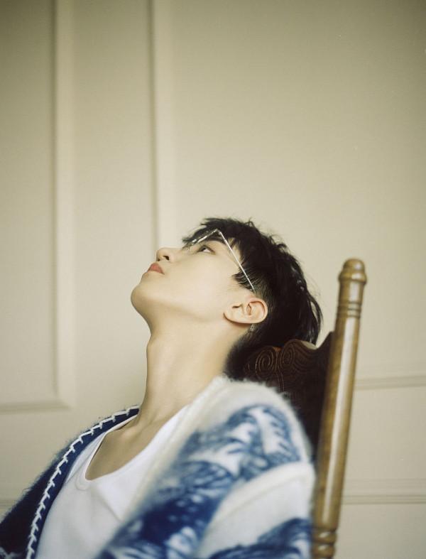 王俊凱執筆著墨變多才小畫家 留劉海戴眼鏡文藝範吸睛