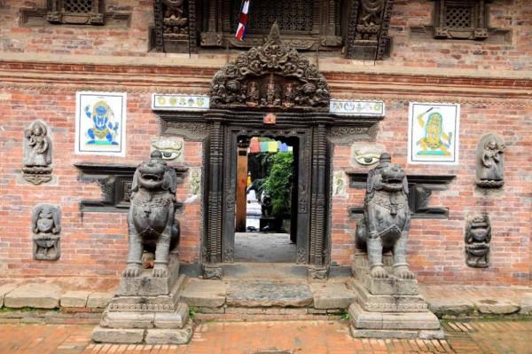 多種宗教融合下的高山眾神國度、被虔誠昇華的佛塔和印度教女神廟