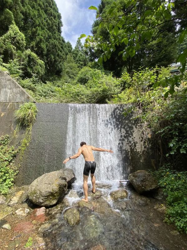日本大哥花幾萬塊在荒野買了棟房子，居然還附贈小橋河流和瀑布？
