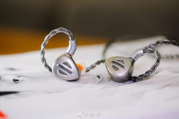 飛傲 FH9 圈鐵耳塞,這才是真正的壓臺之作 飛傲 FH9 圈鐵耳塞,這才是真正的壓臺之作