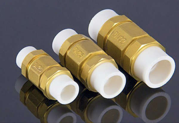 牆上明晃晃的一個東西，並不用來沖廁所