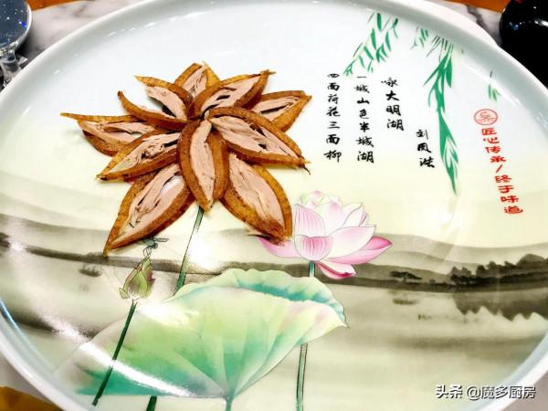 媽媽帶侄女過來玩,請她們吃炸醬麵和北京烤鴨,荷花造型真美 媽媽帶侄女過來玩,請她們吃炸醬麵和北京烤鴨,荷花造型真美