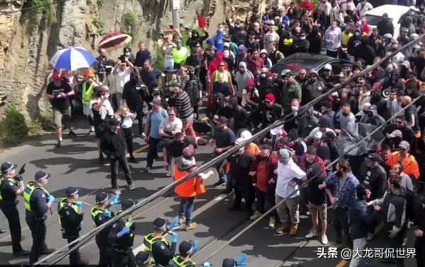 澳大利亞亂了！警察被抗議者撞倒在地並被踩踏，已抓數百人