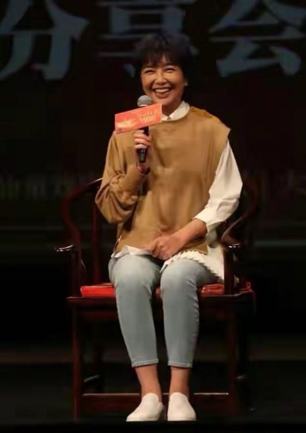 江珊染了一頭紫發，還穿衛衣配九分褲顯年輕，53歲阿姨也是洋氣人