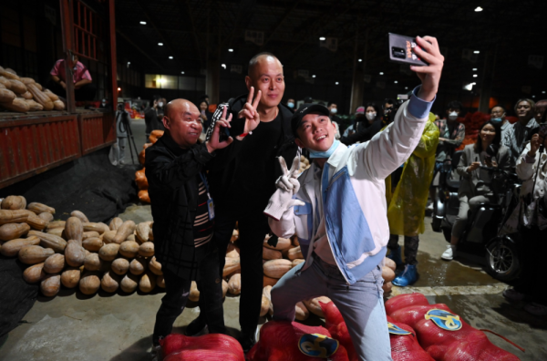 《奔跑吧·黃河篇2》正能量立意獲點贊！兄弟團凌晨賣菜體驗“蔬菜人”日常