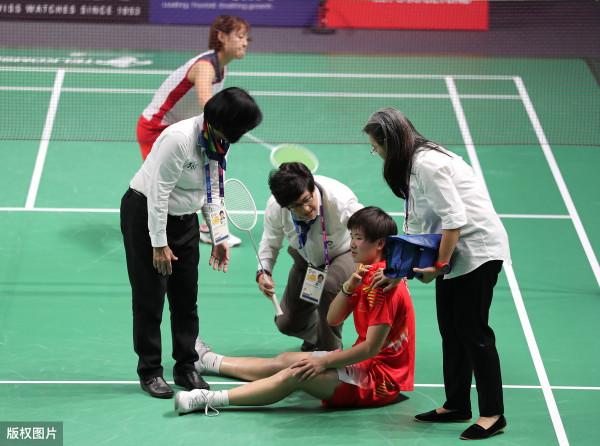 擊球姿勢不正確、對所用器材不當選擇,手臂關節處易受傷,要留意 擊球姿勢不正確、對所用器材不當選擇,手臂關節處易受傷,要留意