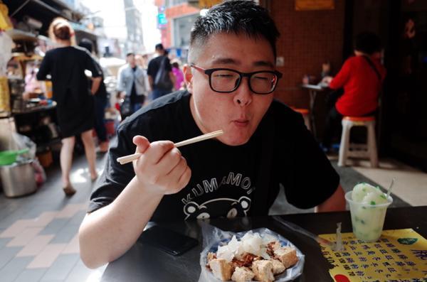 郝劭文：3歲出道10歲片酬千萬，身家卻被父母敗光，只能打工還債