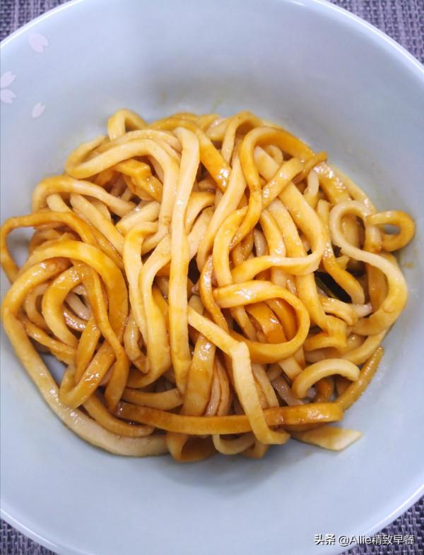 一把香蔥，教你做蔥油拌麵，食材簡單，一學就會，少油不膩又勁道