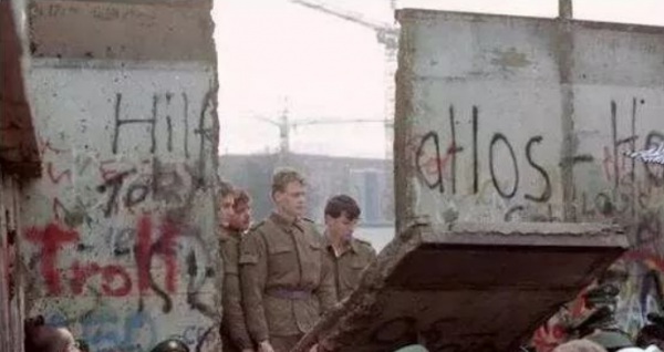 1985年蘇聯清洗克格勃，特工普京如何死裡逃生，跑到德國“度假”