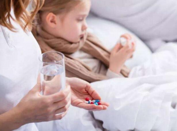 一口乾了!父親勸酒式哄兩歲萌娃喝藥:太有量了,純爺們 一口乾了!父親勸酒式哄兩歲萌娃喝藥:太有量了,純爺們