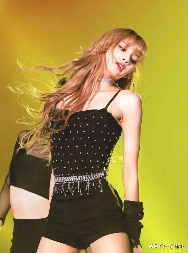 &quot;人間芭比&quot;lisa迴歸翻車,妝容油膩造型迷惑酷似吳莫愁!蘋果肌嚇人