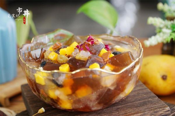 天熱，吃雪糕喝冷飲不如來碗“冰粉”，幾塊錢做一大碗，痛快消暑