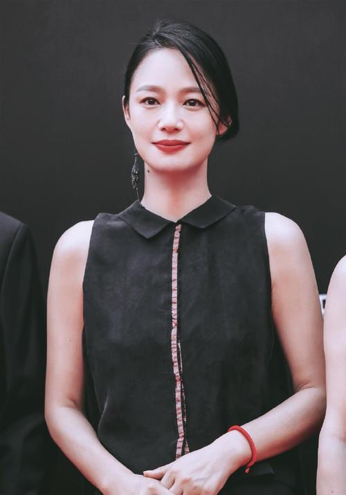 43歲的周韻風韻猶存,天鵝頸也難掩麒麟臂,穿無袖衫看起來很壯實 43歲的周韻風韻猶存,天鵝頸也難掩麒麟臂,穿無袖衫看起來很壯實