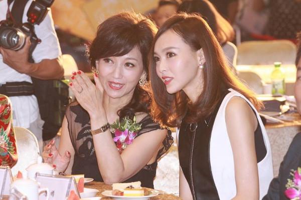 趙雅芝保養的確實很好,就算和唐嫣頭靠頭,也看不出差了30歲 趙雅芝保養的確實很好,就算和唐嫣頭靠頭,也看不出差了30歲