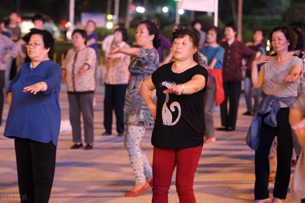 同樣是高血壓,張哥突發腦梗離世,而劉姨15年無恙!全靠2個方法 同樣是高血壓,張哥突發腦梗離世,而劉姨15年無恙!全靠2個方法