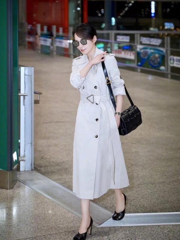 48歲俞飛鴻真任性,隨便裹個“毛毯”就來走機場,不醜反而更氣質 48歲俞飛鴻真任性,隨便裹個“毛毯”就來走機場,不醜反而更氣質