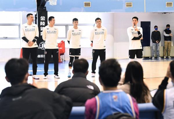 首鋼隊最大混子！出場36分鐘，2分3失誤3犯規，快攻3打1不敢投籃