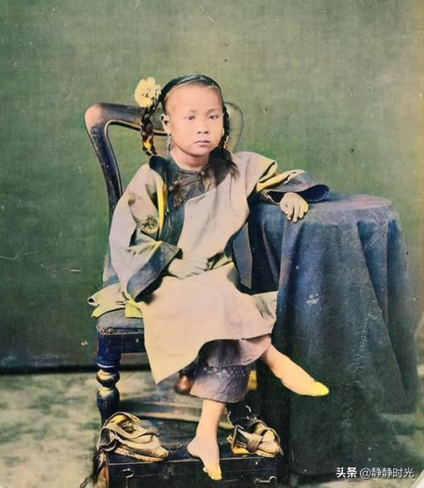 晚清老照片：大船掛&OpenCurlyDoubleQuote;帥&rdquo;旗，女孩展示小腳，車伕赤腳拉車