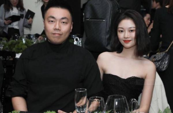 “京圈貴婦”晚晚：一個“大餅臉網紅”的“借夫上位”史