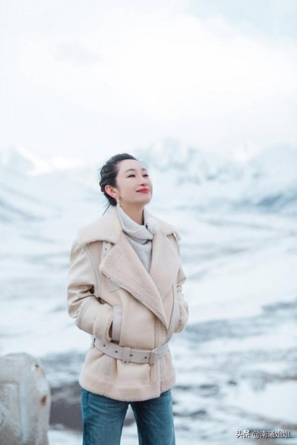 奔五的女人,儘量少穿“一身黑”!多穿這3種“顯白色”,真減齡 奔五的女人,儘量少穿“一身黑”!多穿這3種“顯白色”,真減齡