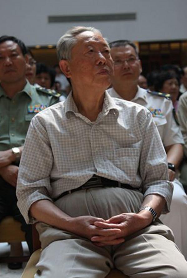 他曾擔任瀋陽軍區副政委，58歲升少將，60歲升中將，64歲升上將
