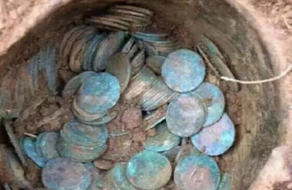 18歲姑娘挖出2噸銀元，背後隱藏32年秘密，上交國家後結局如何？