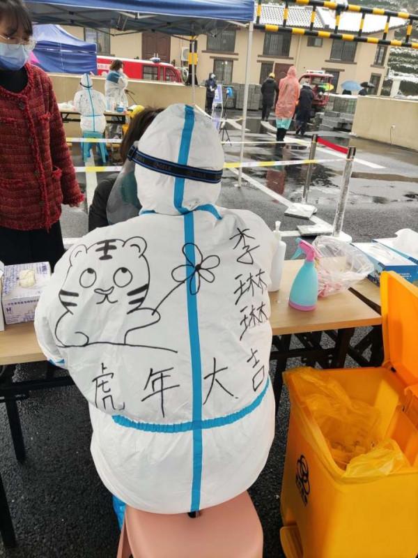 大白穿上&OpenCurlyDoubleQuote;虎身符&rdquo;！可愛小老虎為疫情一線添樂趣