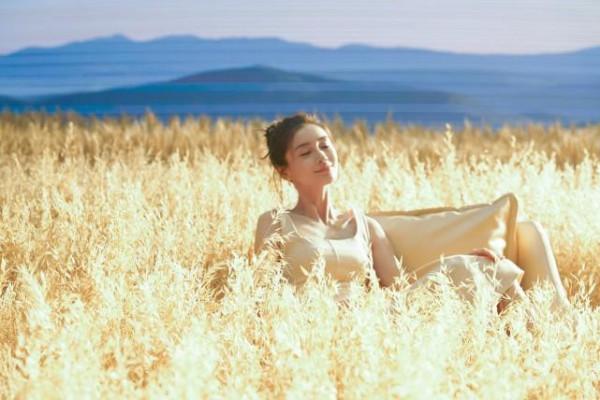 女明星就算當媽了也不會變老,baby的“麥田照”,看著就很清純 女明星就算當媽了也不會變老,baby的“麥田照”,看著就很清純