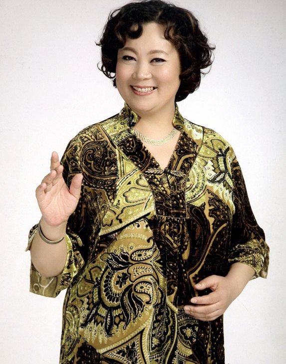 方青卓結婚半年後離婚,再婚嫁小4歲的未婚男,現生活狀況怎樣? 方青卓結婚半年後離婚,再婚嫁小4歲的未婚男,現生活狀況怎樣?