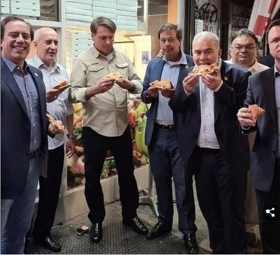 尷尬！沒打疫苗被餐廳拒之門外，巴西總統“被迫”紐約路邊吃比薩