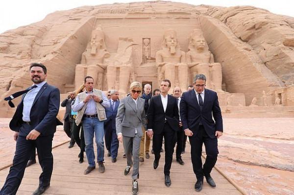 烏克蘭空姐將穿運動鞋上班！摒棄裹身鉛筆裙，換成小白鞋也超好看