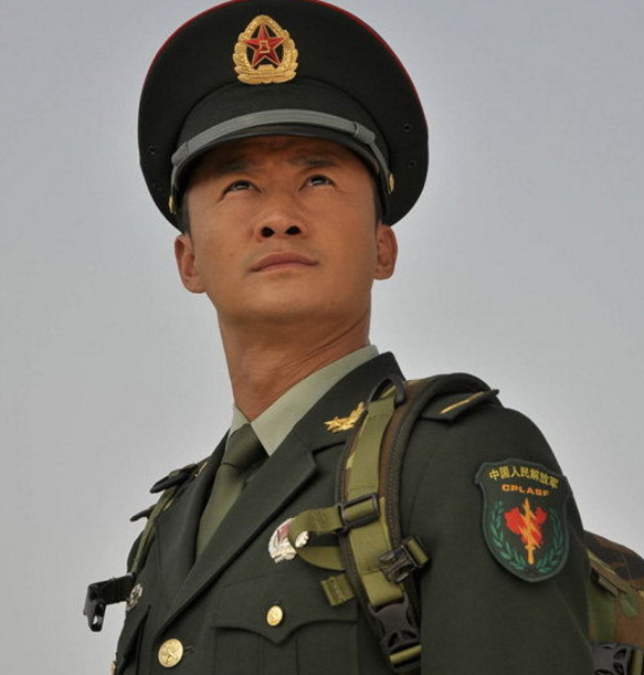 油頭粉面就不要演軍人了!這6位演員告訴你,什麼才叫英姿颯爽 油頭粉面就不要演軍人了!這6位演員告訴你,什麼才叫英姿颯爽