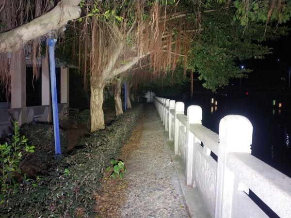 自帶風扇的漫客MK38手電很科幻，開啟照的又亮又遠又長久