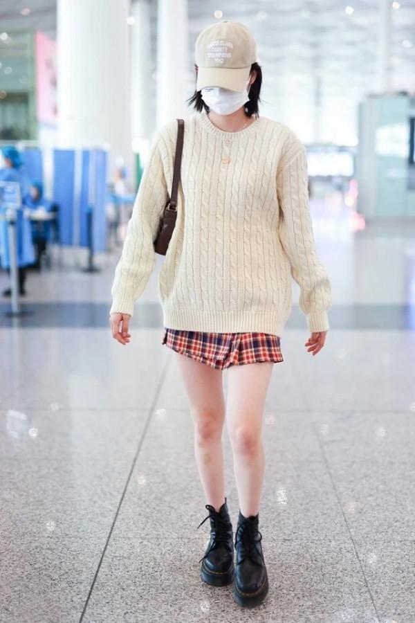 歐陽娜娜開始穿毛衣了，“上冷下熱”穿法夠個性，造型時髦又搶眼